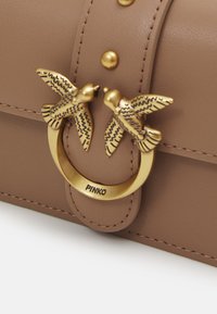 Pinko LOVE ONE MICRO - Rankinė per petį - beige