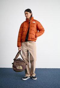 BASE CAMP VOYAGER DUFFEL 42L UNISEX - Cestovná taška - smokey brown/khaki stone