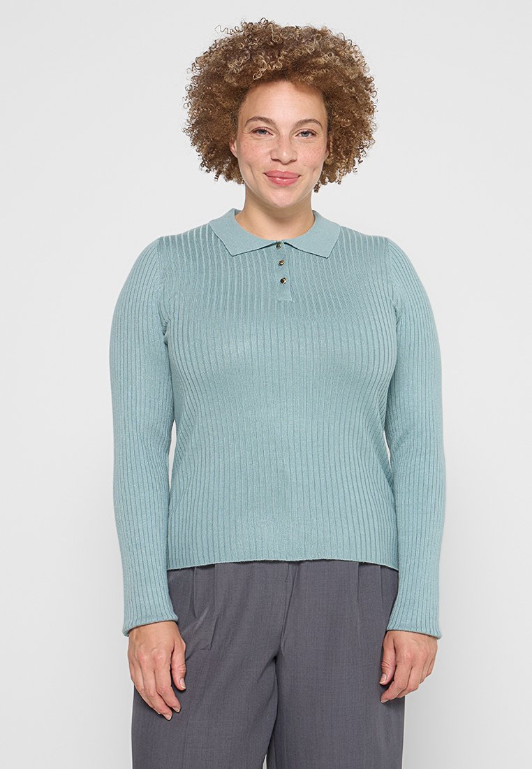 Ribbed Langarm-Polo-Shirt in sanftem Hellblau mit Kragen und Dreiknopf-Leiste. Der Stoff hat eine glatte Textur.