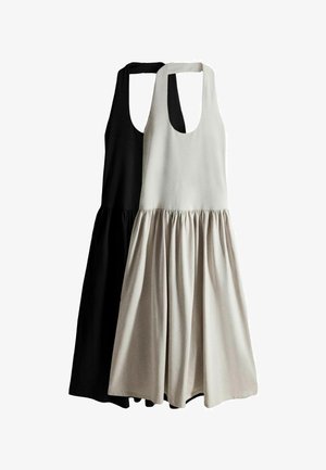 Rochii fără mâneci cu gulere halter și fuste adunate, una neagră și una bej deschis, expuse agățate una lângă alta.