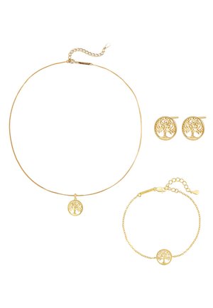 Goldener Schmuckset mit Lebensbaum-Motiven, bestehend aus einer Halskette, einem Armband und einem Paar Ohrstecker vor weißem Hintergrund.