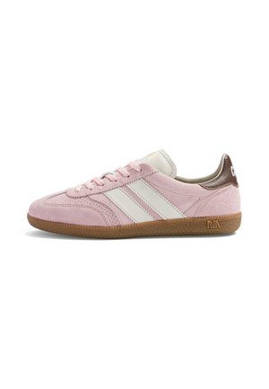 Baskets basses en daim rose avec des bandes blanches, semelle en gomme et languette marron au talon, vues de côté sur fond blanc.