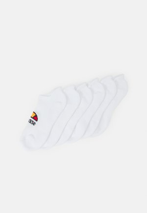 Conjunto de meias brancas até ao tornozelo, com uma borda superior curvada. Cada meia apresenta um pequeno design de logotipo multicolorido perto do calcanhar. Textura de tecido suave.