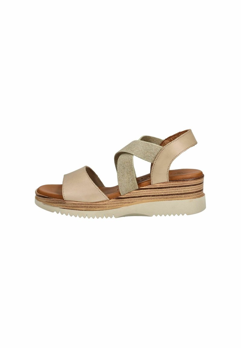 Beige Sandale mit Kreuzriemen, weichem Leder und strukturiertem Stoff. Wedge-Sohle mit Holz-Elementen und Gummiprofil für guten Halt.