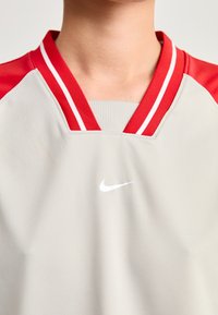 Nike Sportswear Apdrukāts T-krekls - light iron ore/fire red