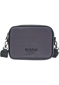 Zwarte nylon rechthoekige tas met ritssluiting, voorzien van het "KANI"-logo, een afneembare schouderband en een gestructureerd oppervlak.