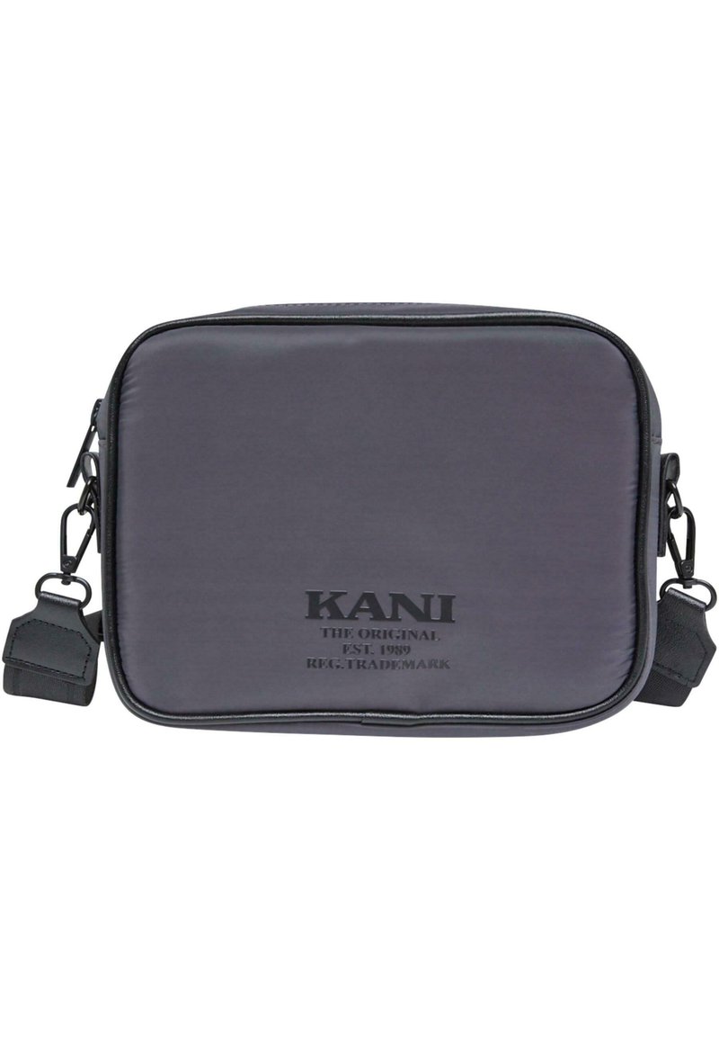Zwarte nylon rechthoekige tas met ritssluiting, voorzien van het "KANI"-logo, een afneembare schouderband en een gestructureerd oppervlak.