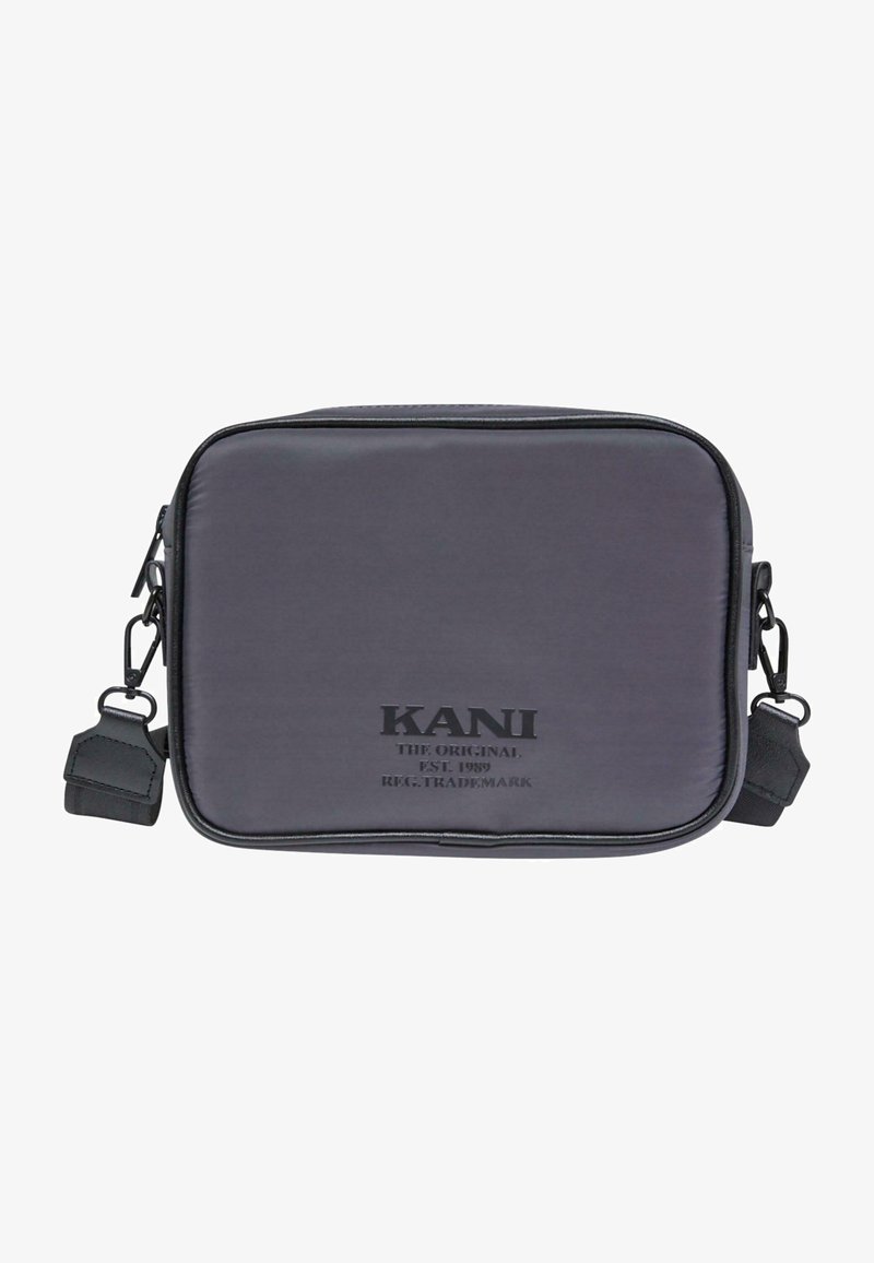 Borsa rettangolare nera in nylon con chiusura a zip, dotata del logo "KANI", una tracolla removibile e superficie testurizzata.