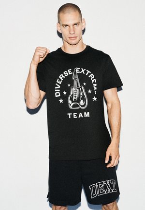- T-shirt z nadrukiem