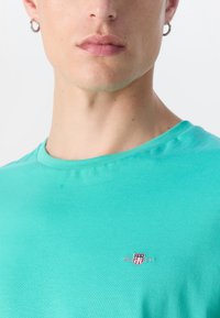 GANT SHIELD - T-Shirt basic - türkis/lagoon blue
