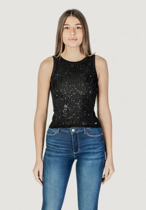 Top senza maniche in paillettes nere con un design aderente e scollatura rotonda, abbinato a jeans di denim blu a vita alta.