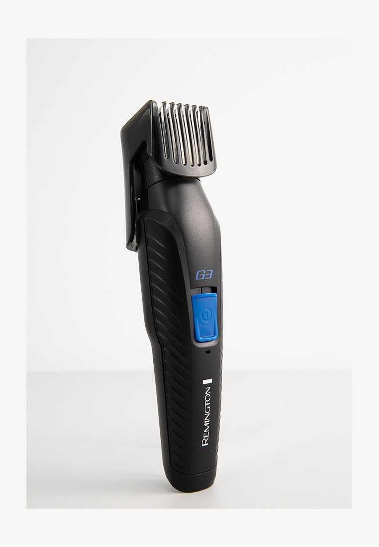 Remington G3 trimmer har et sort plastikhus, en blå tænd/sluk-knap, en vinklet klinge og en kromkam med flere kliplengther.