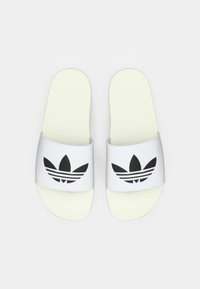 Λευκά σανδάλια με λουράκι, με μαύρο λογότυπο Adidas και τρεις ρίγες, με ομαλή υφή και επενδεδυμένο πέλμα για άνεση.