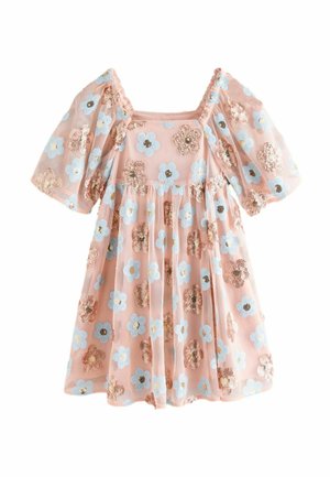 Roze jurk met korte, opgeblazen mouwen, met een bloemmotief van blauwe en gouden paillett bloemen op een lichte stof. Vierkante halslijn.