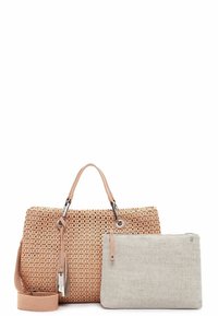 Borsa a tracolla in rafia tan con nappina e tracolla rimovibile accanto a una piccola pochette beige chiaro texturizzata con cerniera.