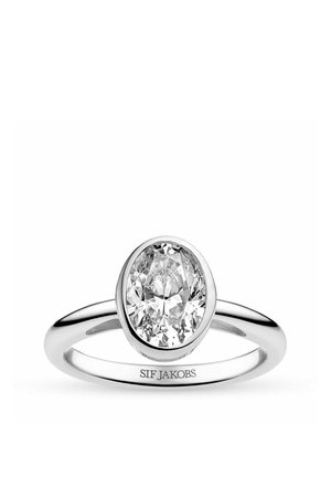 Sølvring med en stor oval klar ædelsten sat i en fatning, markeret med "SIF JAKOBS" på den indvendige ring.