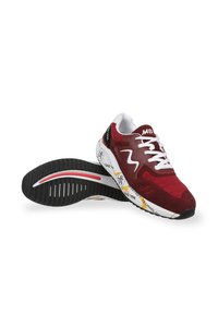 Scarpa atletica rossa e bianca realizzata in morbida pelle scamosciata e materiali in rete. Accenti neri, suola a contrasto con dettagli stampati e lacci bianchi.
