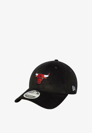 Gorra de pana negra con el logotipo rojo de los Chicago Bulls bordado en la parte frontal. Presenta un visera curvada y un cierre de tela en la parte posterior.