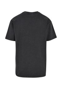 Tricou din bumbac negru cu mâneci scurte, guler rotund și o croială lejeră. Are un design simplu, cu o textură netedă și tiv cusut.