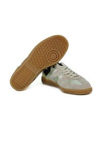 Zapatillas de ante en gris claro con detalles en verde y suela de goma. Cuenta con una suela texturizada y diseño de punta redonda.