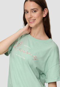 QS T-shirt print - ozeangrün