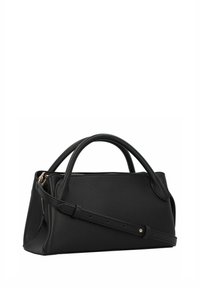 Bolso de cuero negro con asas superiores y una correa de hombro desmontable. Textura lisa, cierre con cremallera y detalles de hardware mínimos.