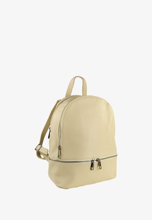 Sac à dos en cuir beige avec deux compartiments zippés, des bretelles réglables et une poignée supérieure sur fond blanc.