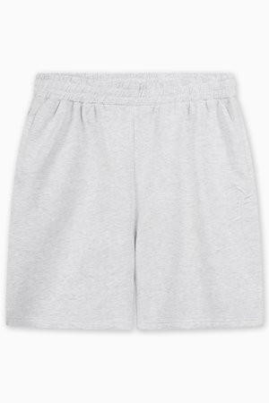 Shorts en coton gris avec une taille élastique, des poches latérales et un accent de logo brodé sur la cuisse gauche. Texture lisse, longueur genou.