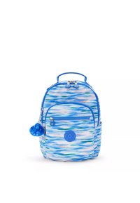Blauwe rugzak met een patroon van abstracte golven in licht en donkerblauw. Beschikt over een ronde logo en een fluffy blauwe charm aan een ritssluiting.