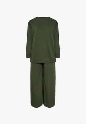Olijf-groene loungewear set bestaat uit een langemouwen top en brede broek, beide gemaakt van een zachte katoenmix, met een ontspannen pasvorm en een ronde hals.