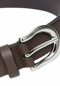 Bruine leren riem met een gestructureerd oppervlak, voorzien van een zilveren metalen gesp in de vorm van een gestileerde paardenzadels. Zichtbare randstiksel.