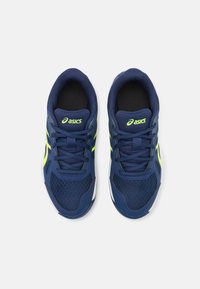ASICS UPCOURT 6 UNISEX - Obuća za rukomet - blue expanse/safety yellow