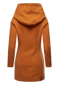 Long manteau ajusté couleur orange brûlé avec une grande capuche et "MARIKOO" brodé sur le col arrière, vu de dos.