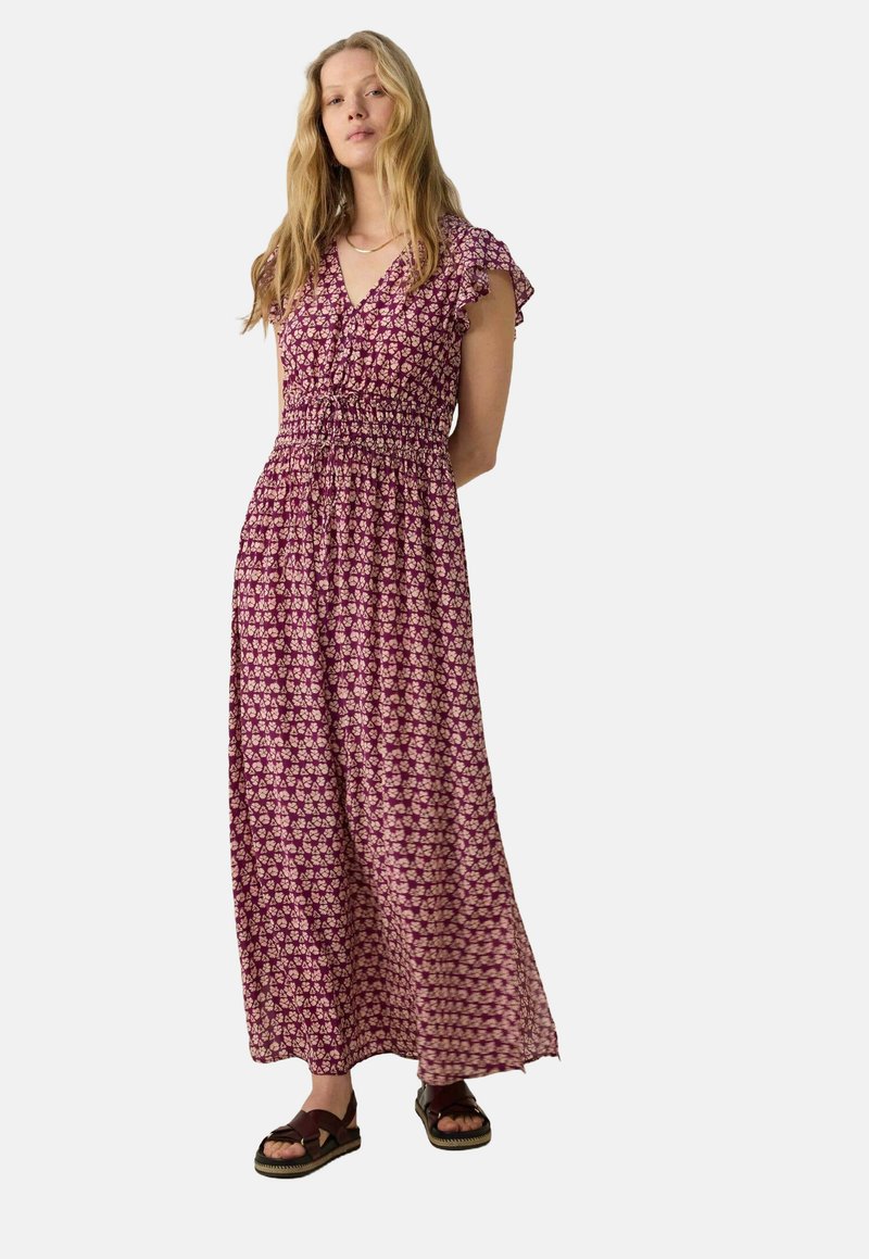 Robe maxi en violet profond avec un imprimé floral. Caractéristiques : manches courtes à volants, taille smockée et texture fluide et légère.