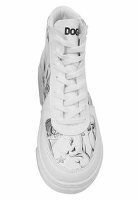 Weißer High-Top Sneaker mit grafischem Schwarz-Weiß-Druck, der Figuren zeigt, runde Zehenkappe, flache Schnürsenkel und strukturierte Gummisohle.