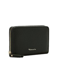 Zwarte leren portemonnee met een gestructureerde afwerking, ritssluiting, gouden hardware en een kleine bevestigde riem. Logo geëmbosserd aan de voorkant.