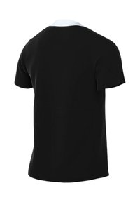 Camiseta negra de manga corta con cuello blanco, que presenta una textura lisa y un diseño sencillo y minimalista. Vista trasera mostrada.