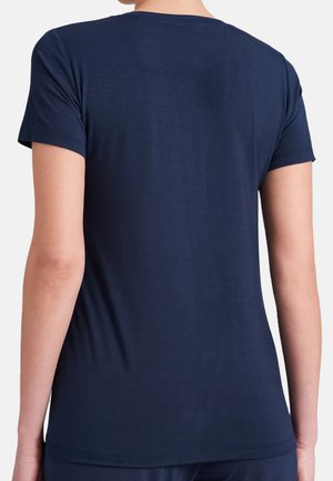 Marinblå kortärmad t-shirt med en slät tygtextur och en klassisk rund halsringning, med en avslappnad passform och minimal detaljer.