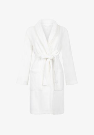 Roupão branco feito de tecido peluciado, com gola de xale, cintura com cinto, mangas longas e dois bolsos frontais. Padrão texturizado em todo o roupão.