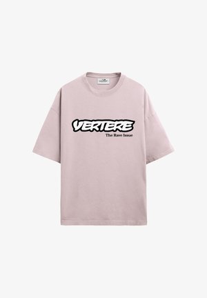 Lys rosa kortermet t-skjorte med "VERTERE" i fete hvite bokstaver med svart omriss og mindre tekst "The Rave Issue" under.