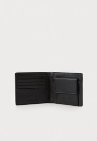 Portefeuille en cuir noir avec plusieurs emplacements pour cartes, une poche pour les pièces, et une texture lisse avec un logo subtil embossé à l'intérieur.