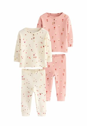 Zwei Sets aus Baumwoll-Pyjamas mit einem creamfarbenen Oberteil und einer Hose mit Herzmustern sowie einem rosa Oberteil und einer Hose mit Tulpenmotiven.