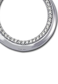 Anneau circulaire en argent présentant un canal de petites pierres précieuses claires le long du bord extérieur. Fini lisse et poli avec une surface réfléchissante.