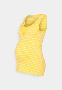 Žlutý a bílý pruhovaný bezrukávový těhotenský top s výstřihem do V a vnitřní vrstvou, exponovaný na čistém bílém pozadí.