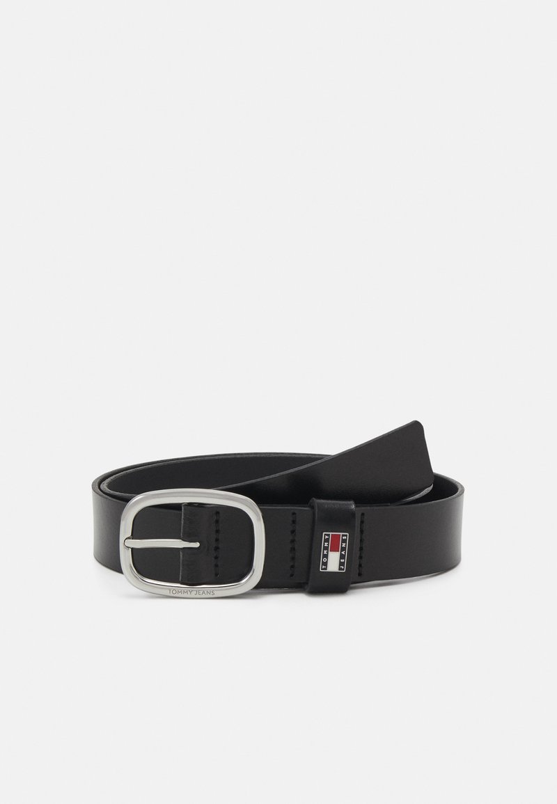 Ceinture en cuir noir avec une boucle rectangulaire en acier argenté et un accent de logo, présentant une texture lisse et un design plat. Longueur réglable.