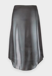 Čierna saténová sukňa s hladkým povrchom, asymetrickým lemom a jemným leskom. Má vysoký pás a jemný záhyb.