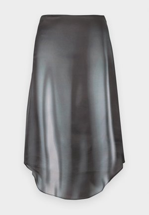 Een zwarte satijnen rok met een gladde textuur, een asymmetrische zoom en een subtiele glans. Voorzien van een hoge taille en een zachte val.