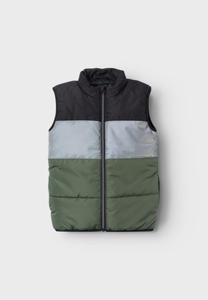 Puffervest med en sort overdel, metalgrå midte og mørkegrøn bund. Glat tekstur, høj krave og frontlynlås.