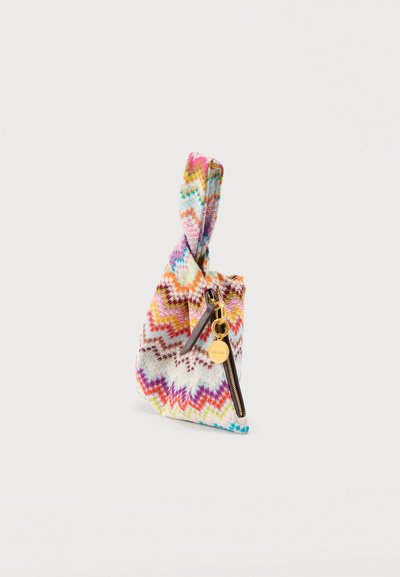 Χρωματιστό υφασμάτινο τσαντάκι καρπού με ζιγκ-ζαγκ σχέδιο, φερμουάρ σε χρυσό χρώμα και στρογγυλό χρυσό γούρι, σε λευκό φόντο.