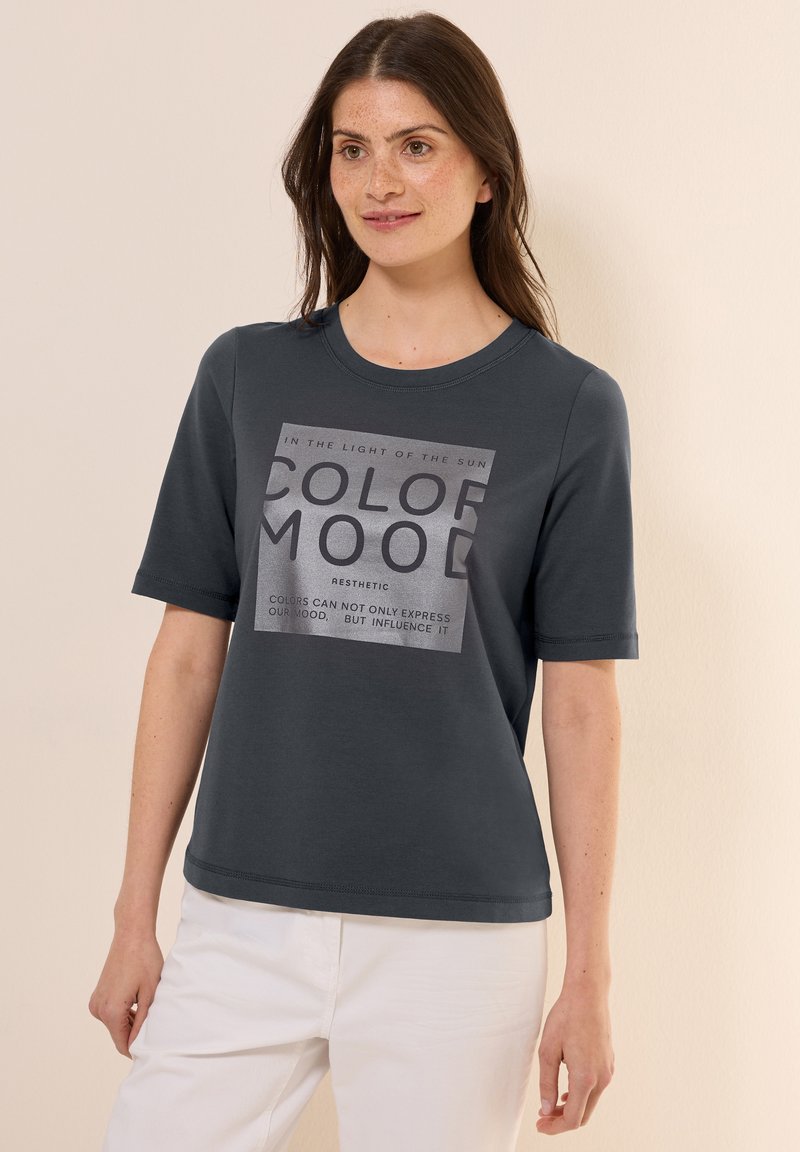 Tmavě šedé tričko s krátkým rukávem a kulatým výstřihem, na němž je grafický potisk se textem "COLOR MOOD" v kontrastních barvách.
